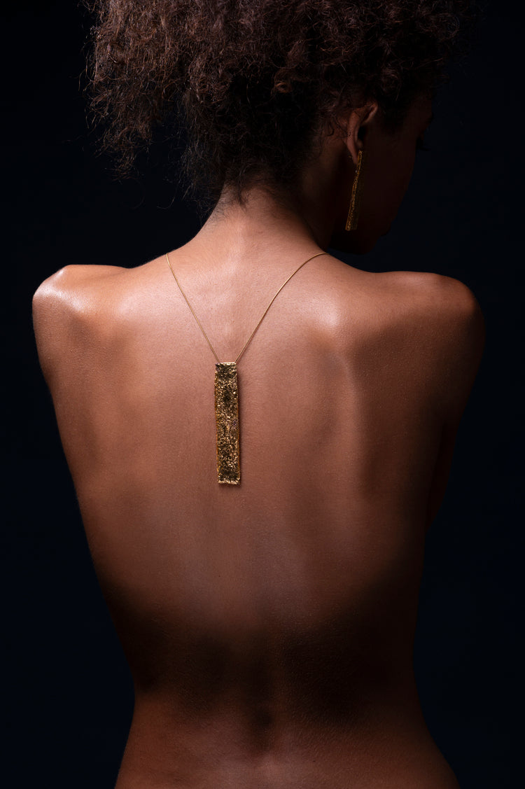 Collana Cascata in ceramica con finitura artigianale, design contemporaneo, perfetta per esaltare look moderni e ricercati.