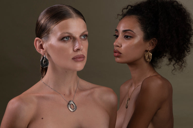 Collana Corallo in ceramica smaltata con lustri preziosi (Oro, Platino, Verde), caratterizzata da un design artigianale organico e luminoso, resistente all'acqua, con chiusura in acciaio inox. Disponibile in diverse varianti di colore e configurazioni, perfetta per look versatili e moderni.