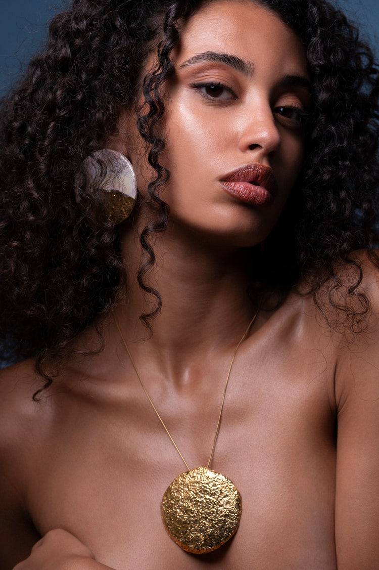 Collana Luna in ceramica fatta a mano con texture martellata e lucente. Perfetta per valorizzare qualsiasi outfit.