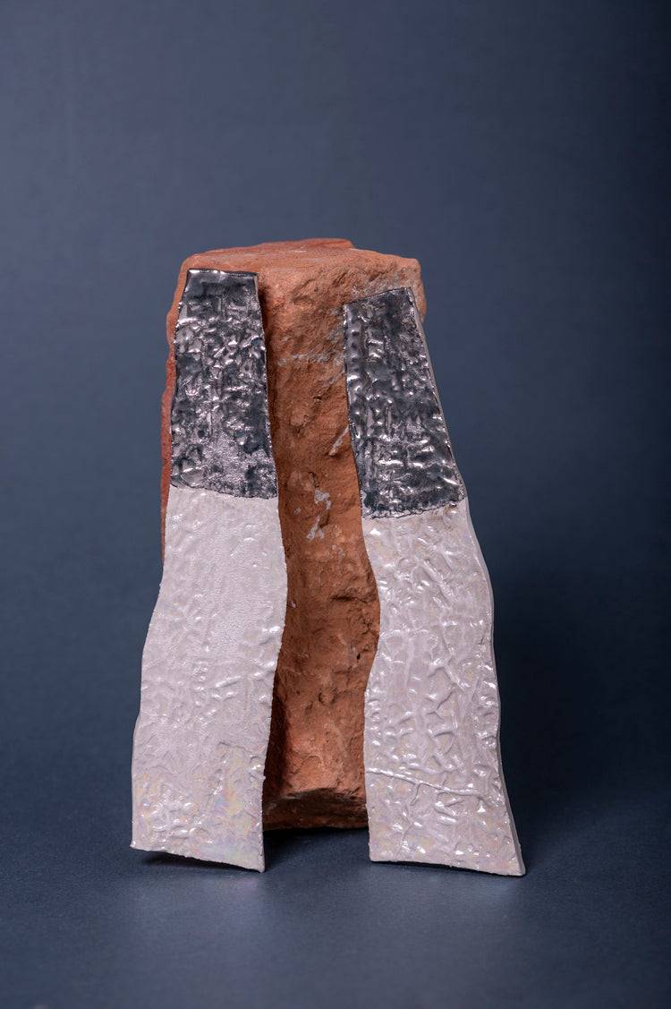 Orecchini Artico in ceramica con finiture in platino e madreperla, design elegante e iridescente, perfetti per ogni occasione.