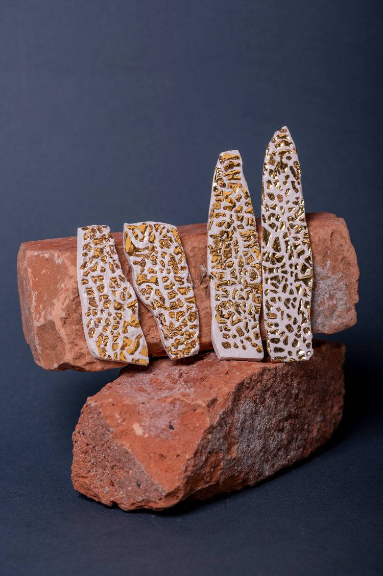 Orecchini Cantalupo in ceramica con lustri preziosi di oro e platino. Un gioiello artigianale, smaltato a mano, unico e irripetibile, perfetto per esaltare la tua essenza con autenticità e stile.