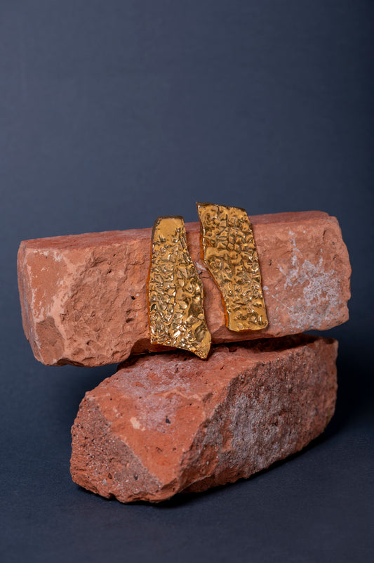 Orecchini Cantalupo in ceramica con lustri preziosi di oro e platino. Un gioiello artigianale, smaltato a mano, unico e irripetibile, perfetto per esaltare la tua essenza con autenticità e stile.