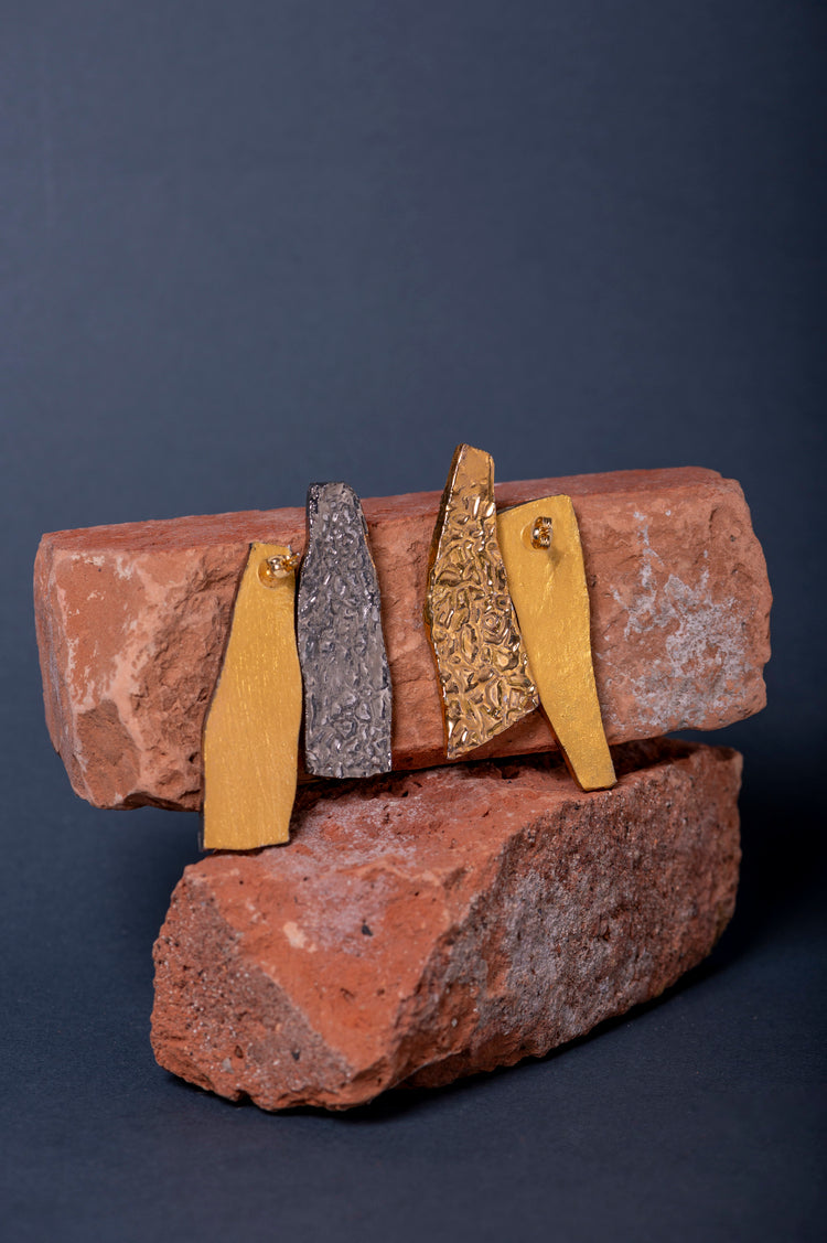 Orecchini Cantalupo in ceramica con lustri preziosi di oro e platino. Un gioiello artigianale, smaltato a mano, unico e irripetibile, perfetto per esaltare la tua essenza con autenticità e stile.