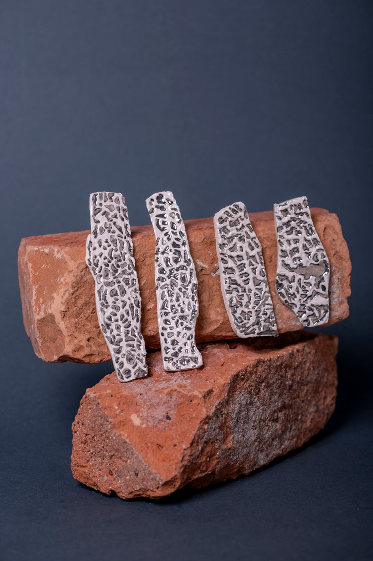 Orecchini Cantalupo in ceramica con lustri preziosi di oro e platino. Un gioiello artigianale, smaltato a mano, unico e irripetibile, perfetto per esaltare la tua essenza con autenticità e stile.