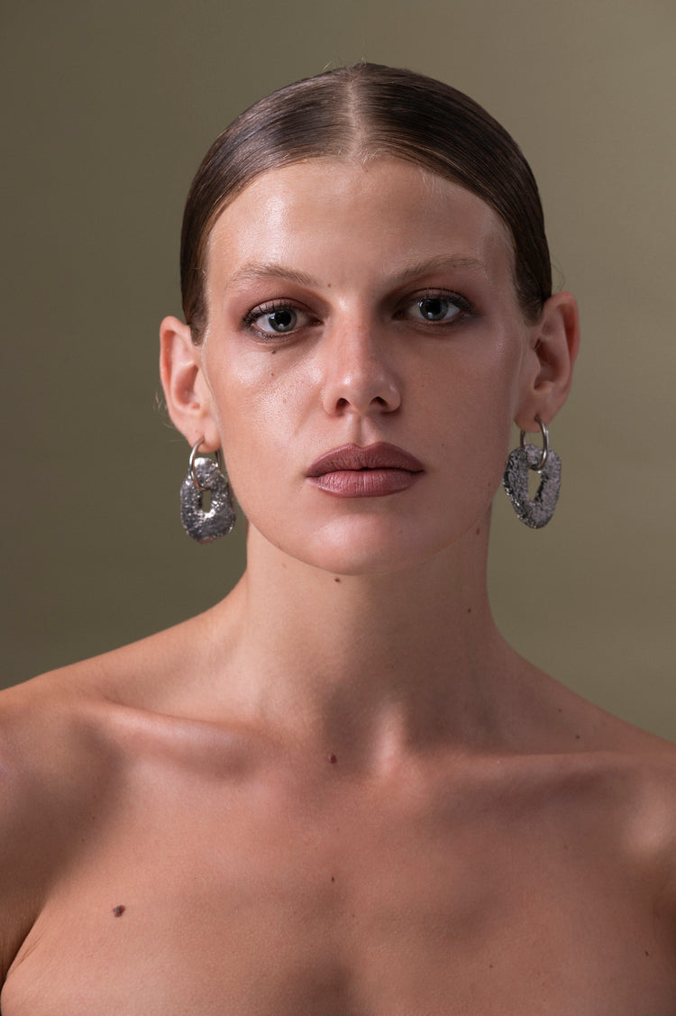 Orecchini Pendenti Corallo in ceramica, design organico, resistenti all'acqua e modulari, perfetti per un look elegante.