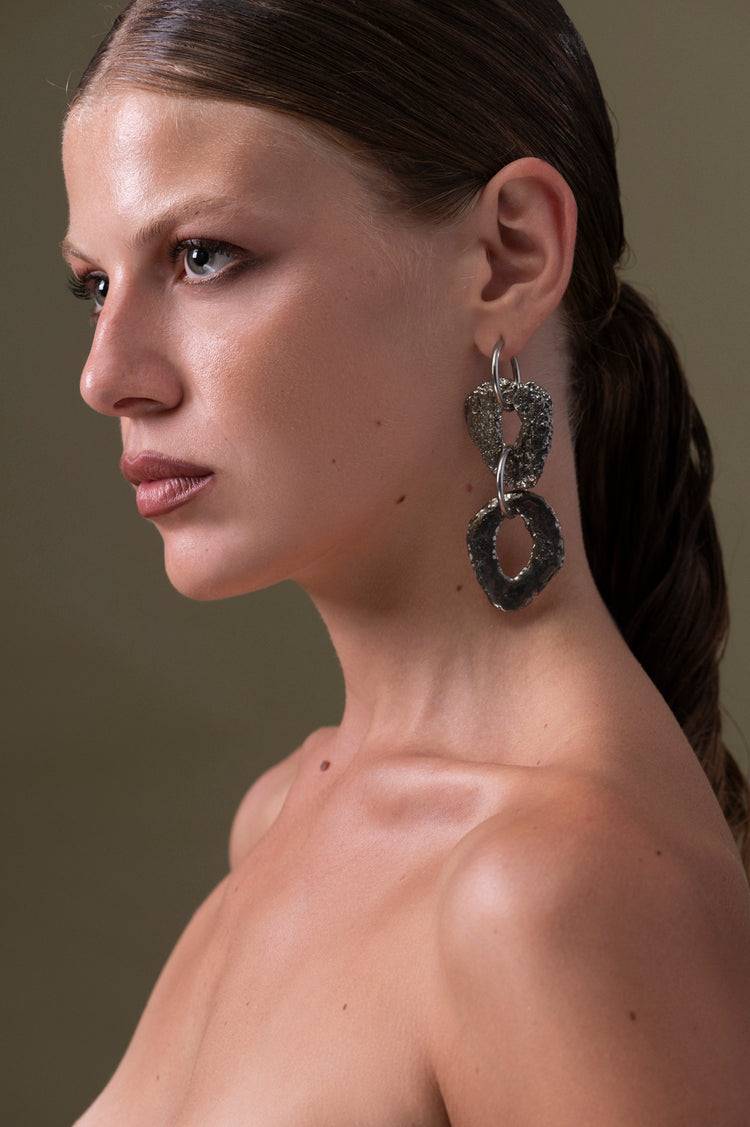 Orecchini Pendenti Corallo in ceramica, design organico, resistenti all'acqua e modulari, perfetti per un look elegante.