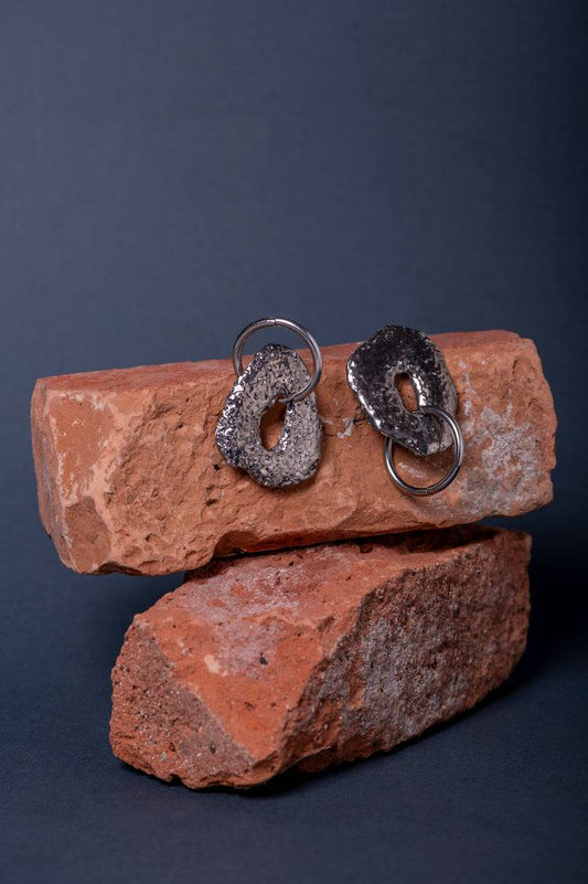 Orecchini Pendenti Corallo in ceramica, design organico, resistenti all'acqua e modulari, perfetti per un look elegante.