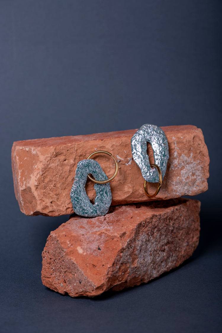 Orecchini Pendenti Corallo in ceramica, design organico, resistenti all'acqua e modulari, perfetti per un look elegante.