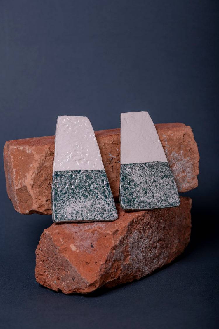 Orecchini Dorado in ceramica smaltata con lustri in oro, platino o verde, caratterizzati da un design geometrico e luminoso. Realizzati a mano, con chiusura in acciaio inox nickel-free.