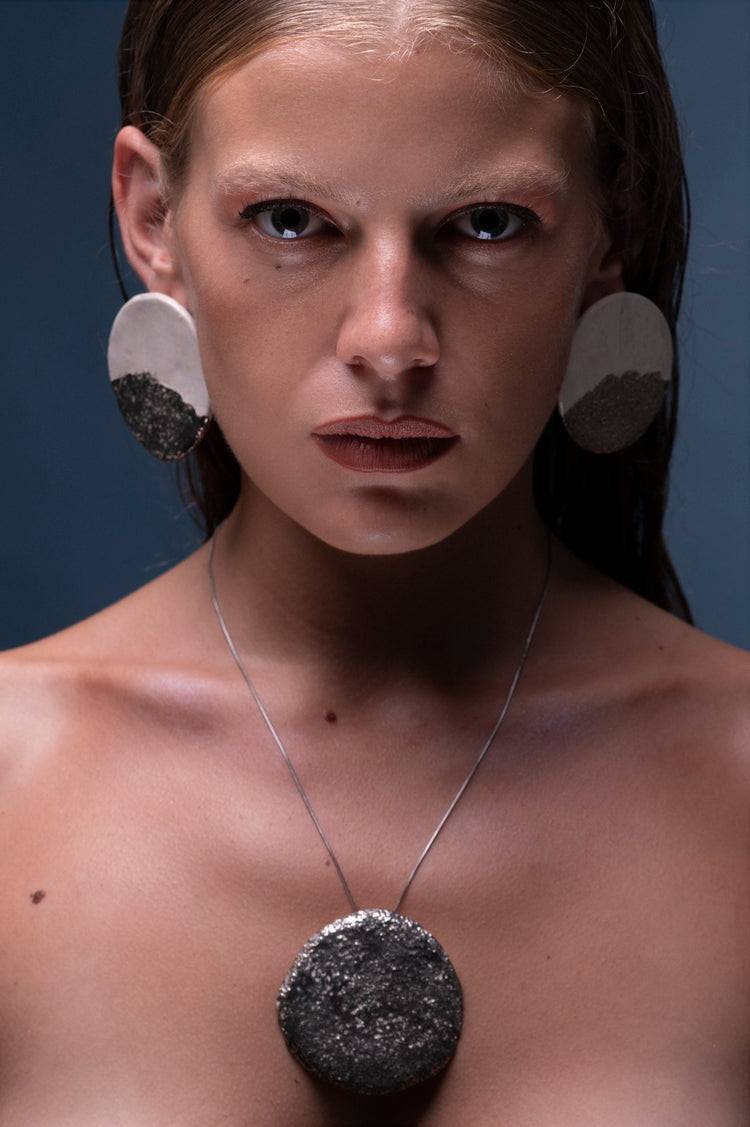 Orecchini Eclisse in ceramica fatti a mano, con lustri in oro, platino e madreperla. Design rotondo, leggero ed elegante, con chiusura in acciaio nickel-free.