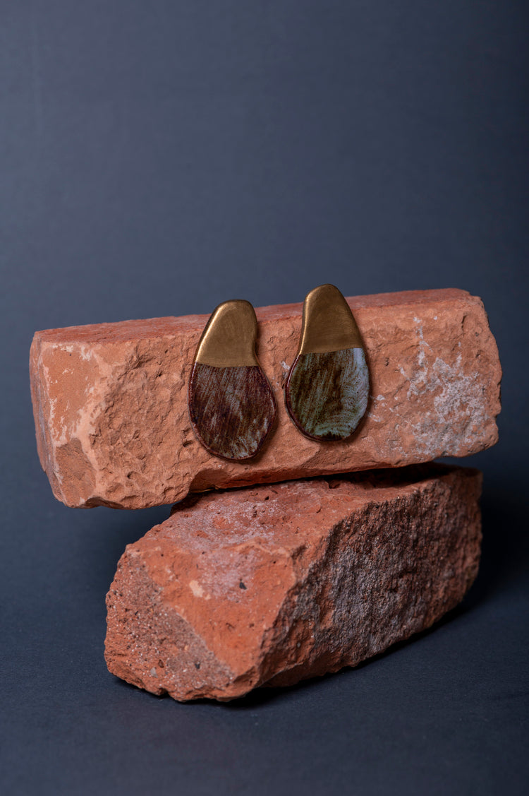 Orecchini Falesia in ceramica con finitura naturale. Design minimalista e artigianale, perfetti per aggiungere un tocco sofisticato e organico al tuo look.