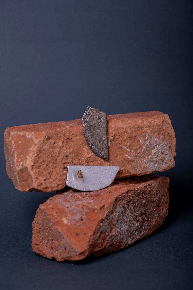 Orecchini Guscio in ceramica fatti a mano, con lustri in oro e platino. Design versatile, leggero ed elegante con chiusura in acciaio nickel-free.