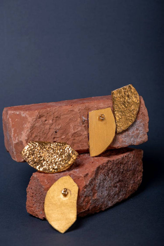 Orecchini Guscio in ceramica fatti a mano, con lustri in oro e platino. Design versatile, leggero ed elegante con chiusura in acciaio nickel-free.