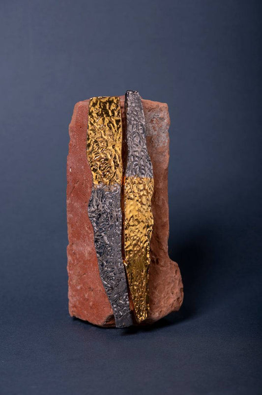 Orecchini Kiri in ceramica fatti a mano con finiture in oro e platino. Design allungato e audace, perfetto per esprimere eleganza e potenza.