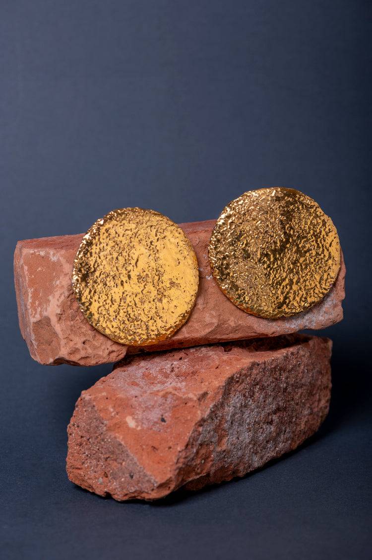 Orecchini Luna in ceramica fatti a mano con texture martellata e rifiniture in oro e platino.