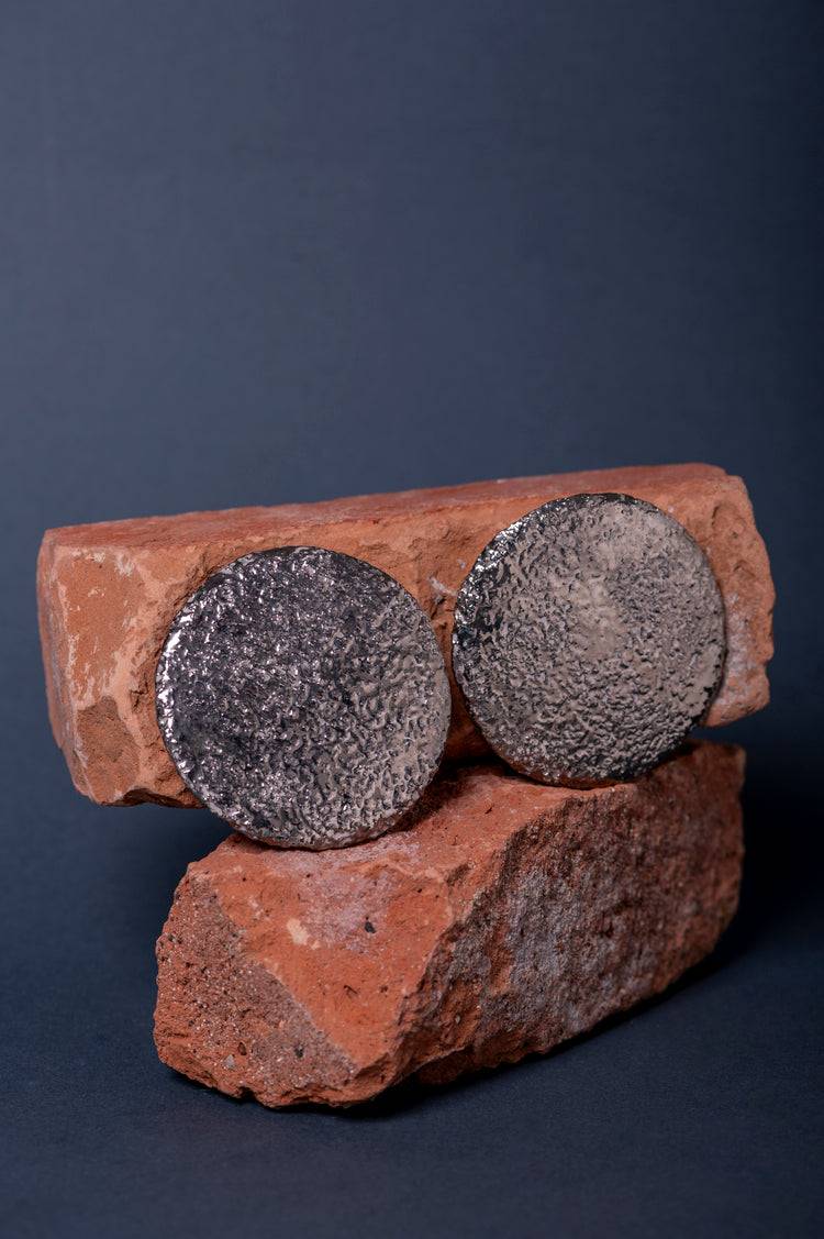 Orecchini Luna in ceramica fatti a mano con texture martellata e rifiniture in oro e platino.