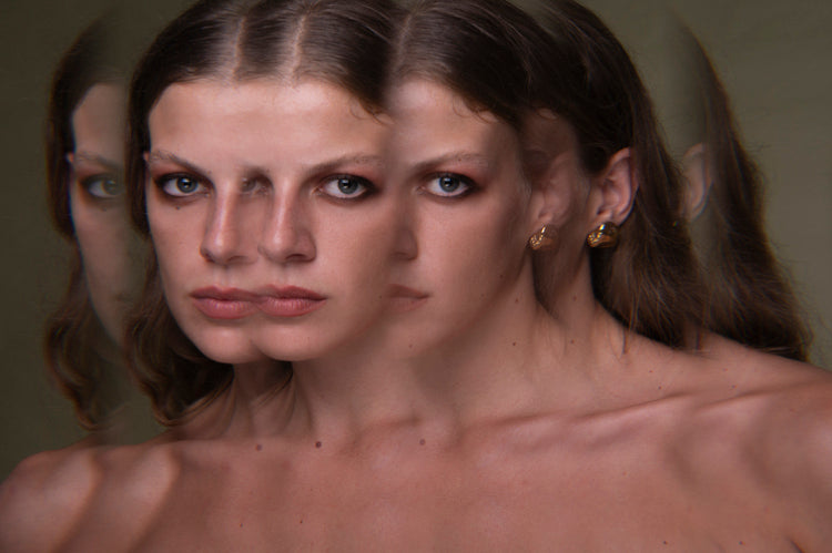 Orecchini Pepita in ceramica con design tridimensionale e finiture martellate. Un accessorio elegante e audace che illumina qualsiasi look con stile e carattere.