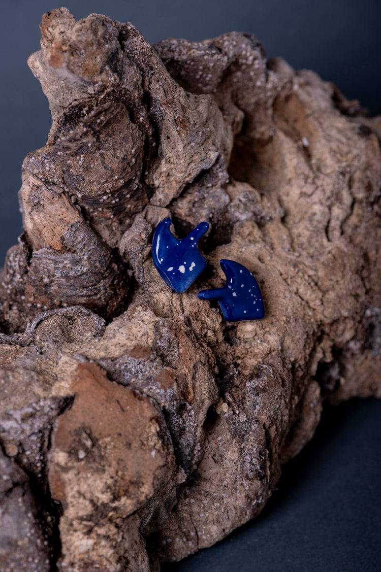 Orecchini Siracusa in ceramica ispirati al Cavallino Bronzeo del Parco Archeologico di Siracusa. Un omaggio alla tradizione corinzia con raffinatezza moderna.