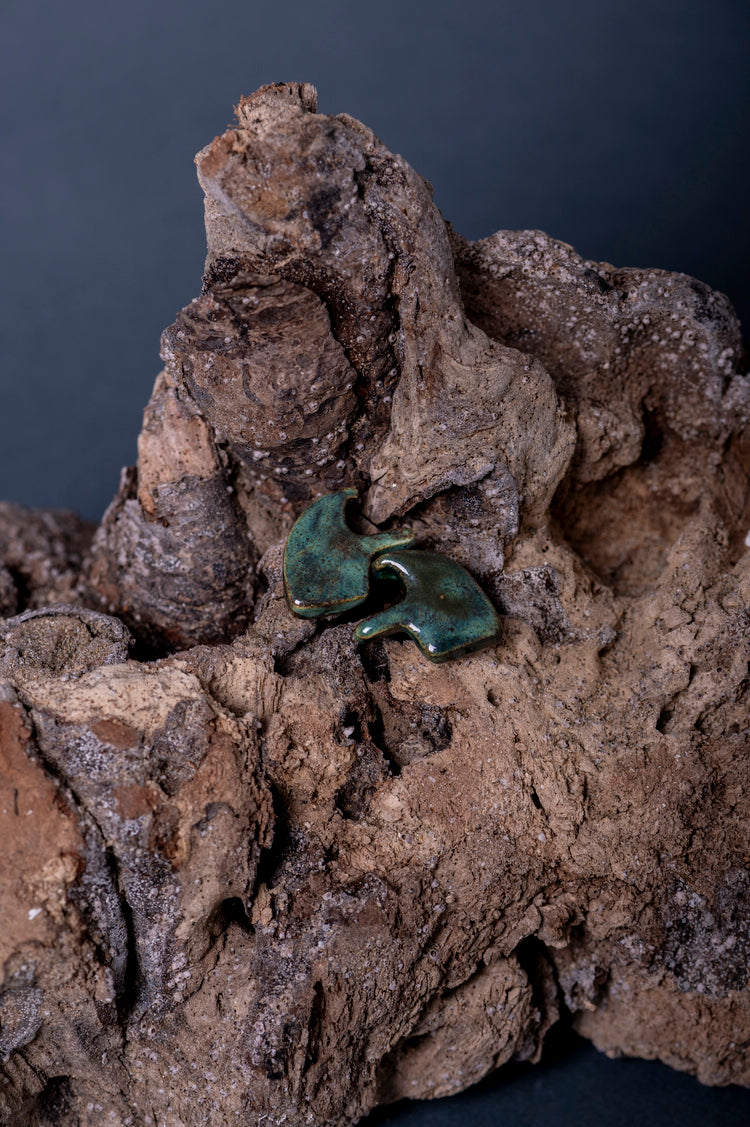 Orecchini Siracusa in ceramica ispirati al Cavallino Bronzeo del Parco Archeologico di Siracusa. Un omaggio alla tradizione corinzia con raffinatezza moderna.