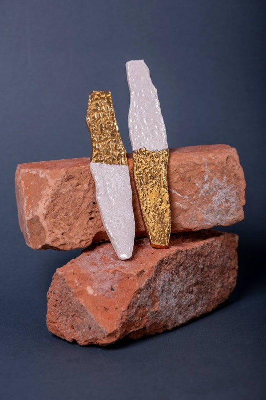 Orecchini Iceberg in ceramica fatti a mano con finiture oro e madreperla. Design allungato e martellato, perfetto per occasioni speciali.