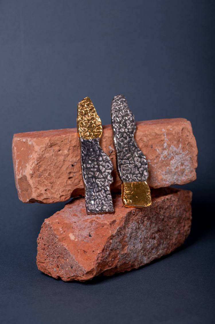 Orecchini Bacio in ceramica con finitura in oro e platino, ispirati all'opera "Il Bacio" di Klimt, gioiello elegante e raffinato.